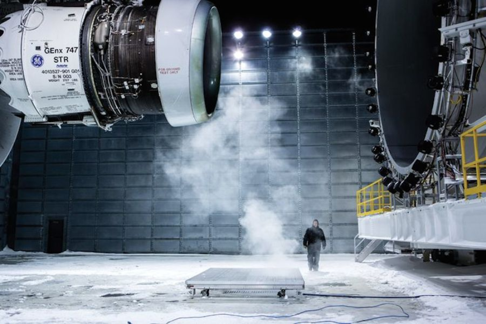 Water and ice testing an engine at KLM