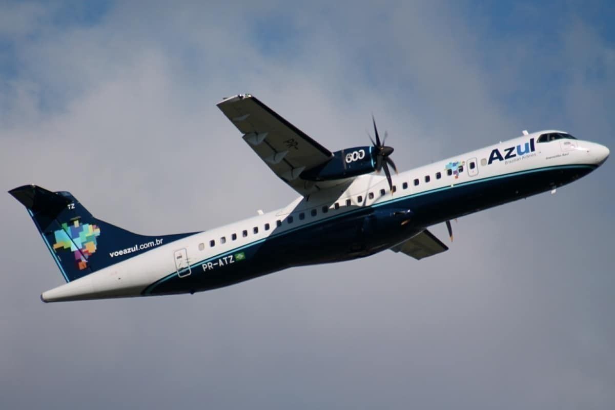 Azul airlines draws logo in sky