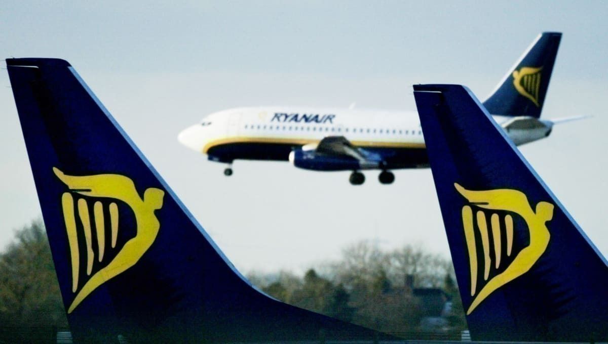 Ryanair flying in distance between 2 ryanair tails