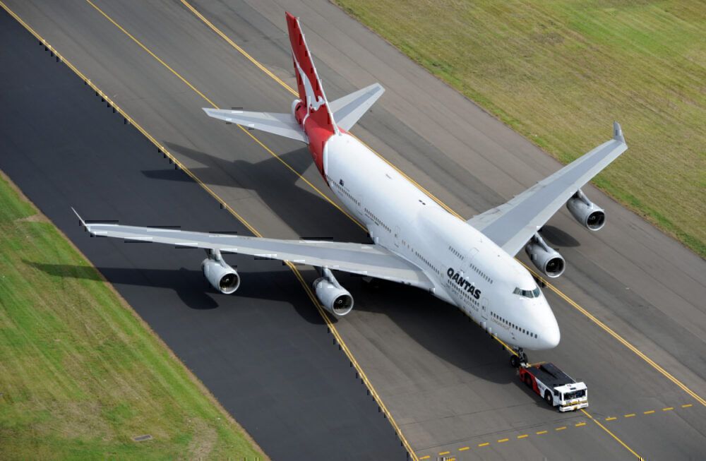 Qantas plans farewell flights for 747