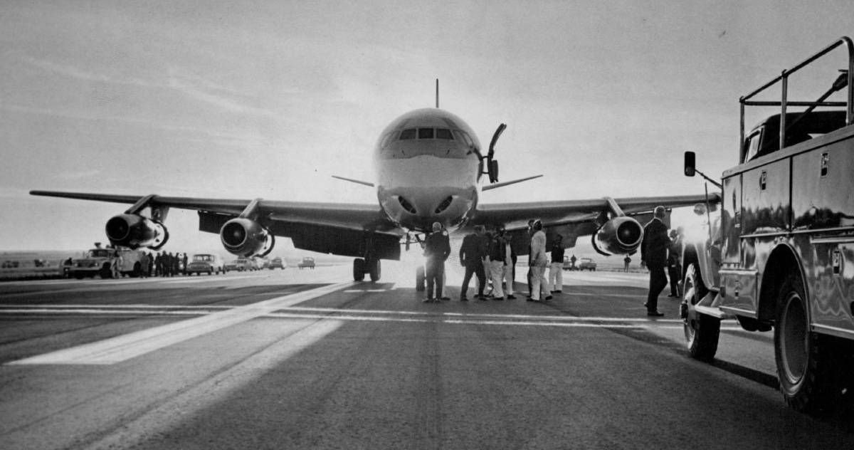 United DC-8