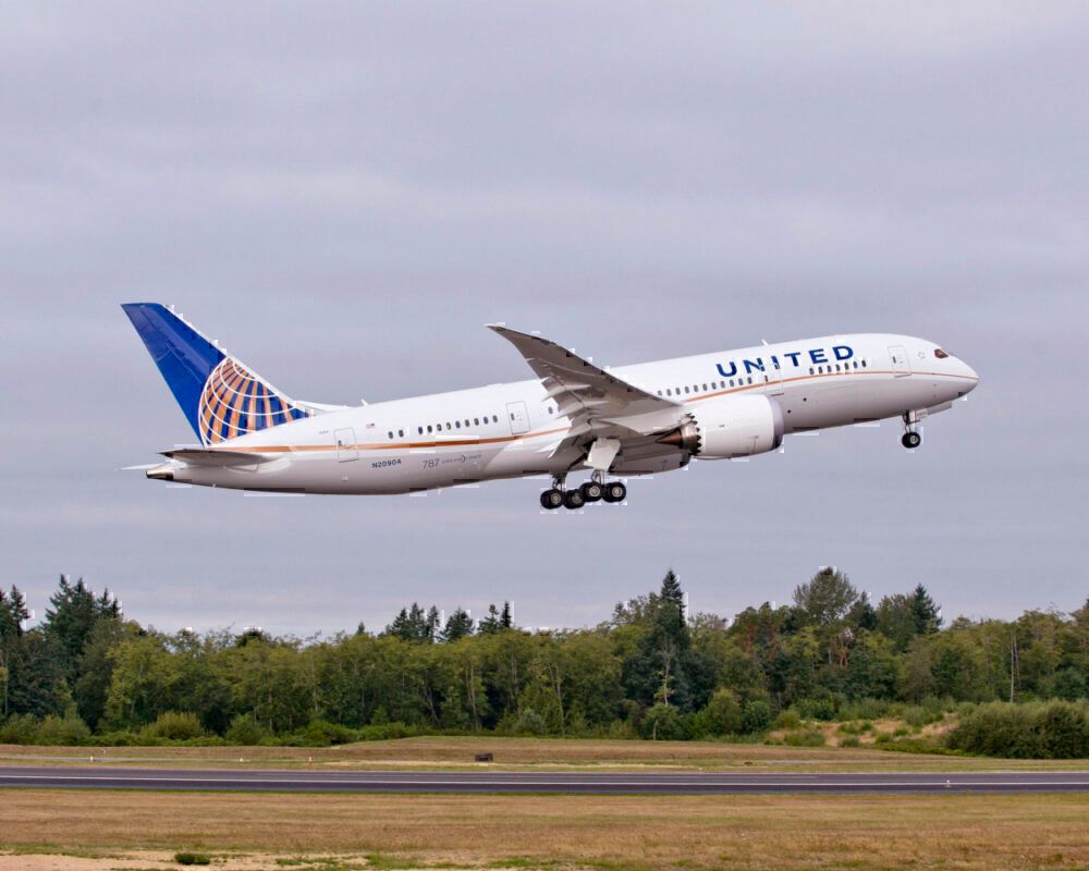 United Airlines 787 (LN 53) Take off K65741- 02