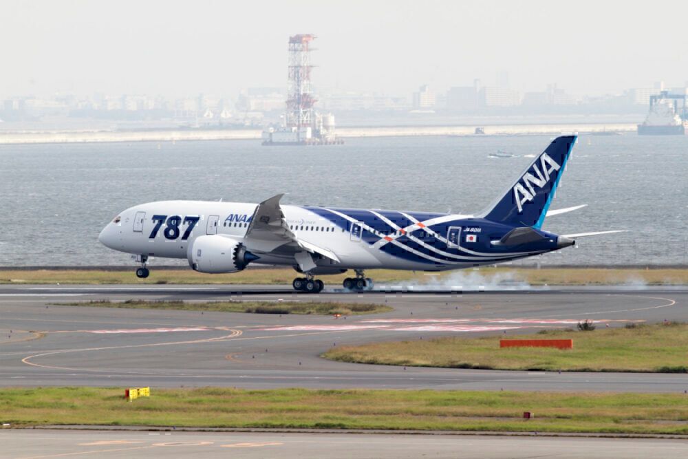 First Delivered 787 Landing in Haneda, Japan K65444-01