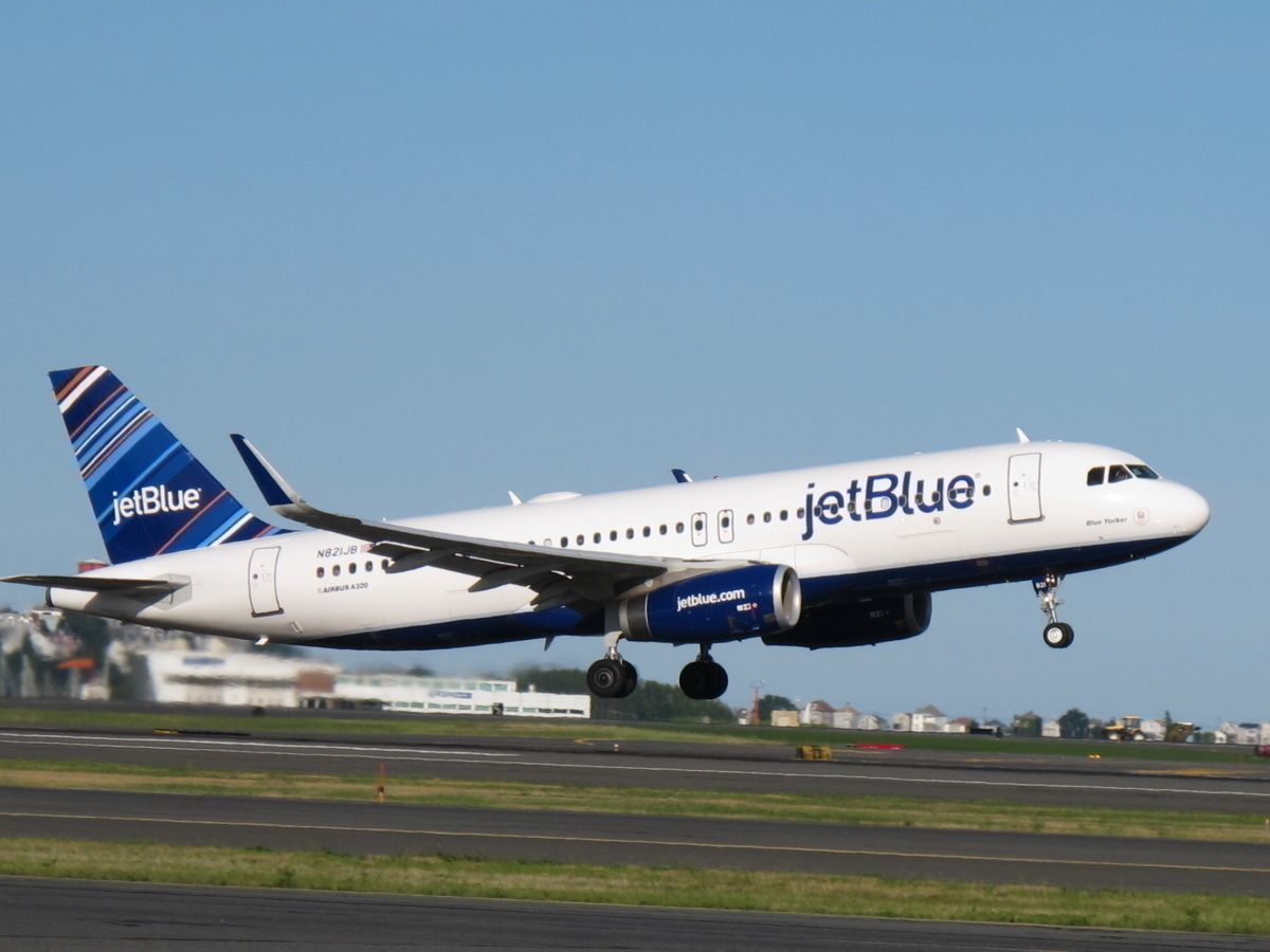 JetBlue A320 taking off