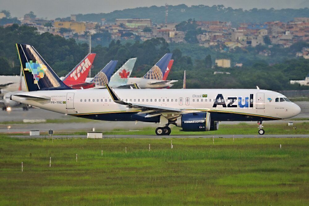 Azul Airbus A320neo on a taxiway.