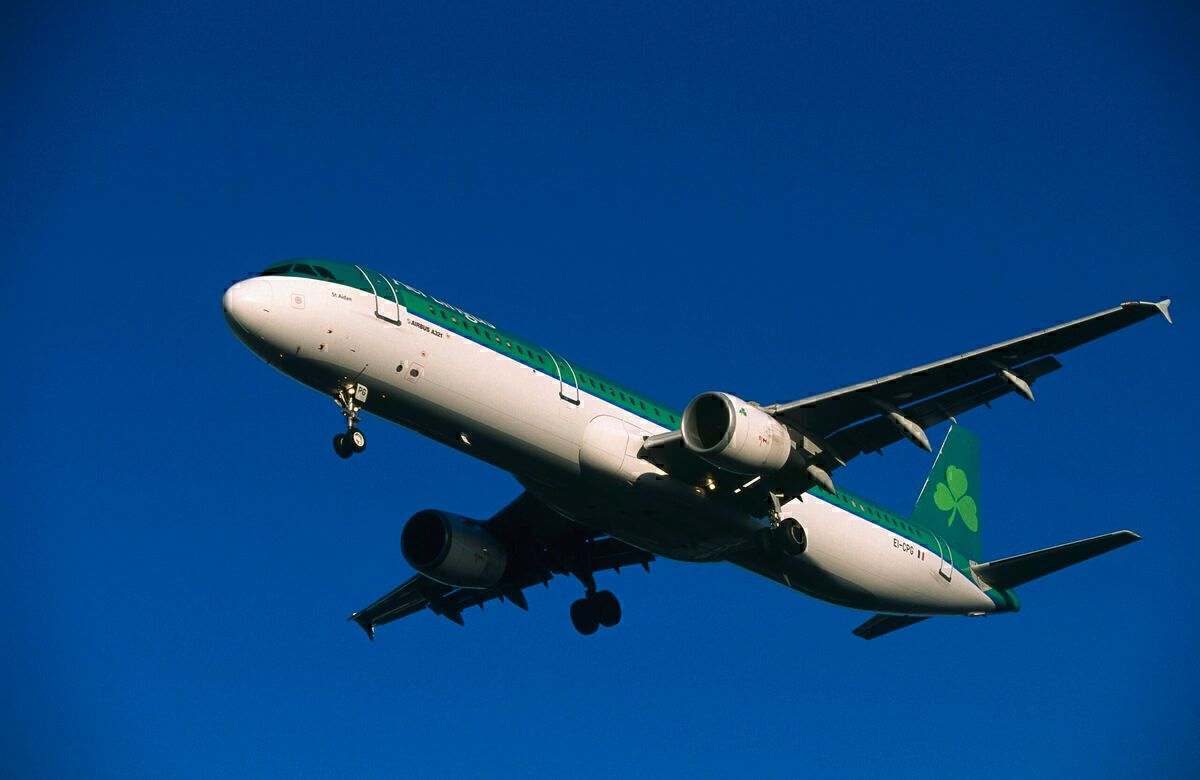 Aer Lingus Airbus A321-200 on final-approach with flaps deployed