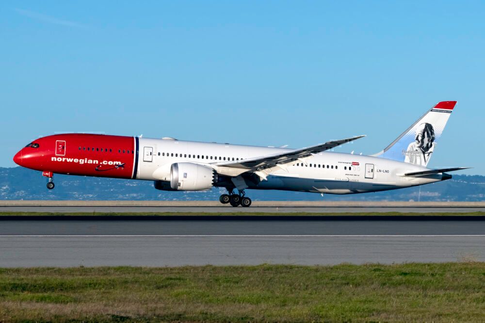 Norwegian (Roald Dahl Livery) Boeing 787-9 Dreamliner LN-LNO