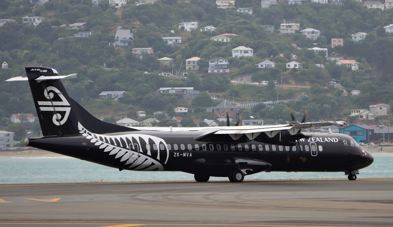 Air-New-Zealand-ATR-72-lightning-strike