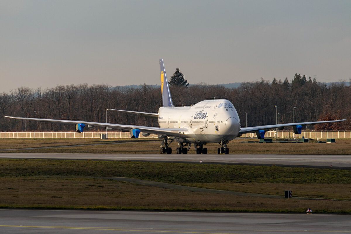 Lufthansa, Boeing 747-8, Runway Parking