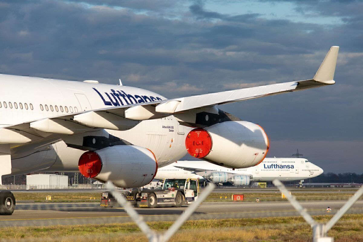 Lufthansa, Boeing 747-8, Runway Parking