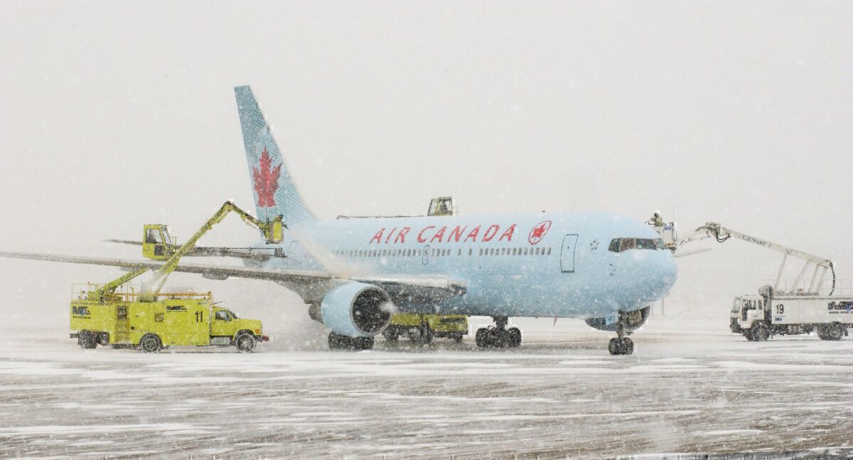 Deicing and Air Canada Boeing 767.