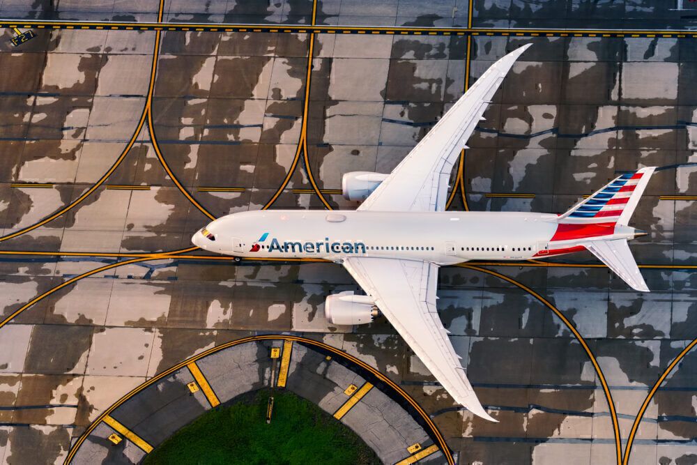 American 787-8 taxiing