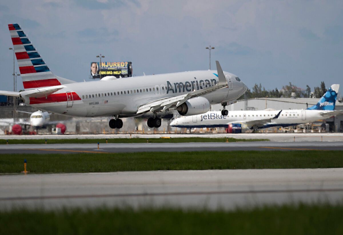 American Airlines and JetBlue at Fort Lauderdale, Florida