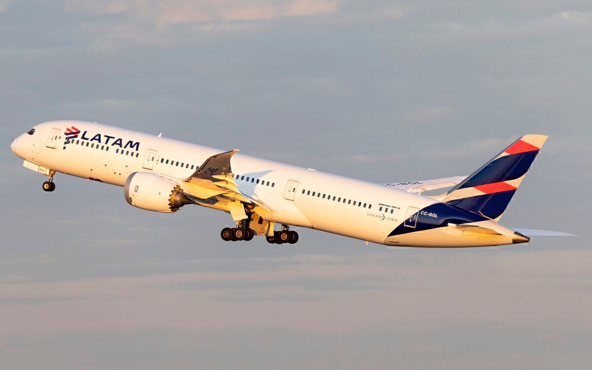 LATAM Airlines Boeing 787-9 Dreamliner CC-BGL