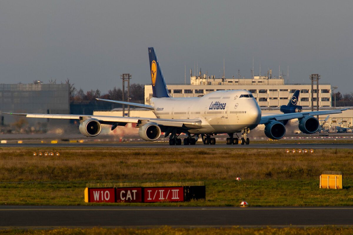 Lufthansa, Airport Slots, €9 Flights