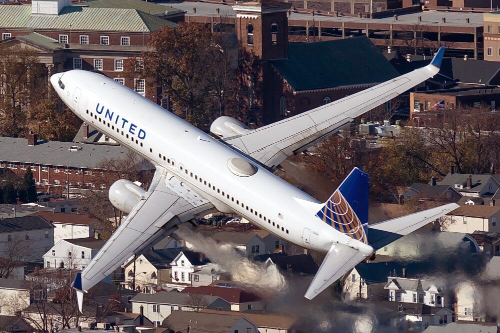 United Airlines Boeing 737-824 N35204