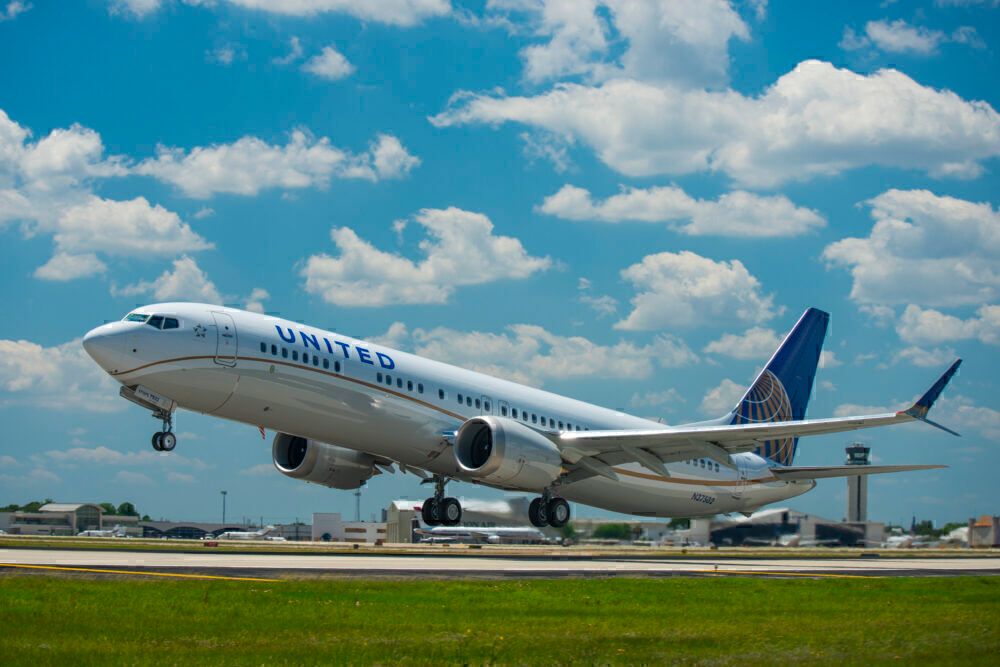 United MAX 9 taking off