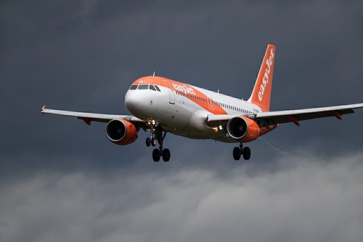 easyJet Airbus A320 in flight approach to land