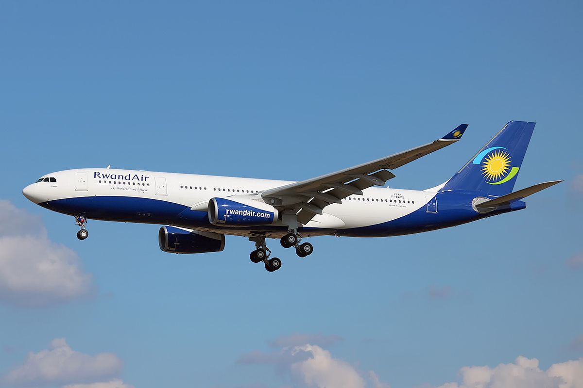 RwandAir_Airbus_A330-243_on_finals_into_Toulouse