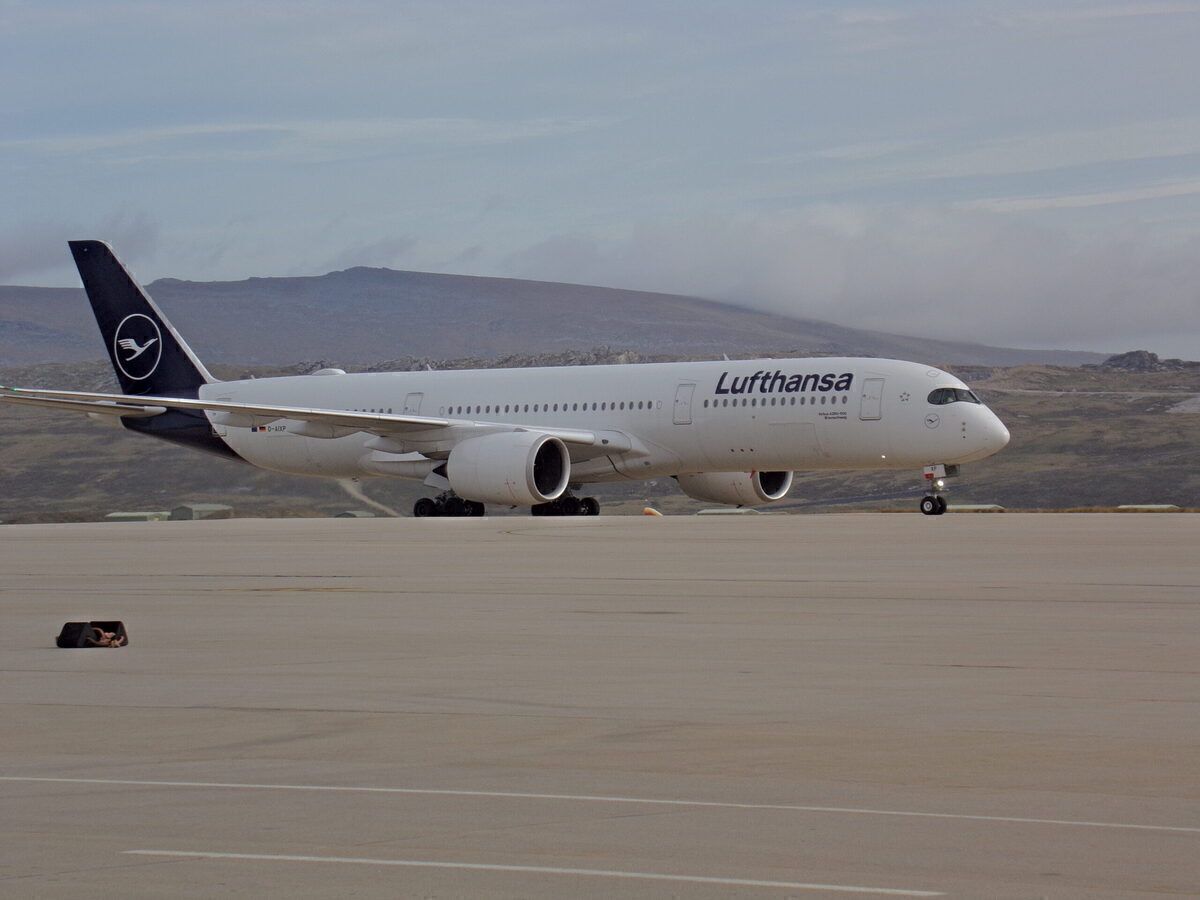 Lufthansa Airbus A350 arriving in Mount Pleasant