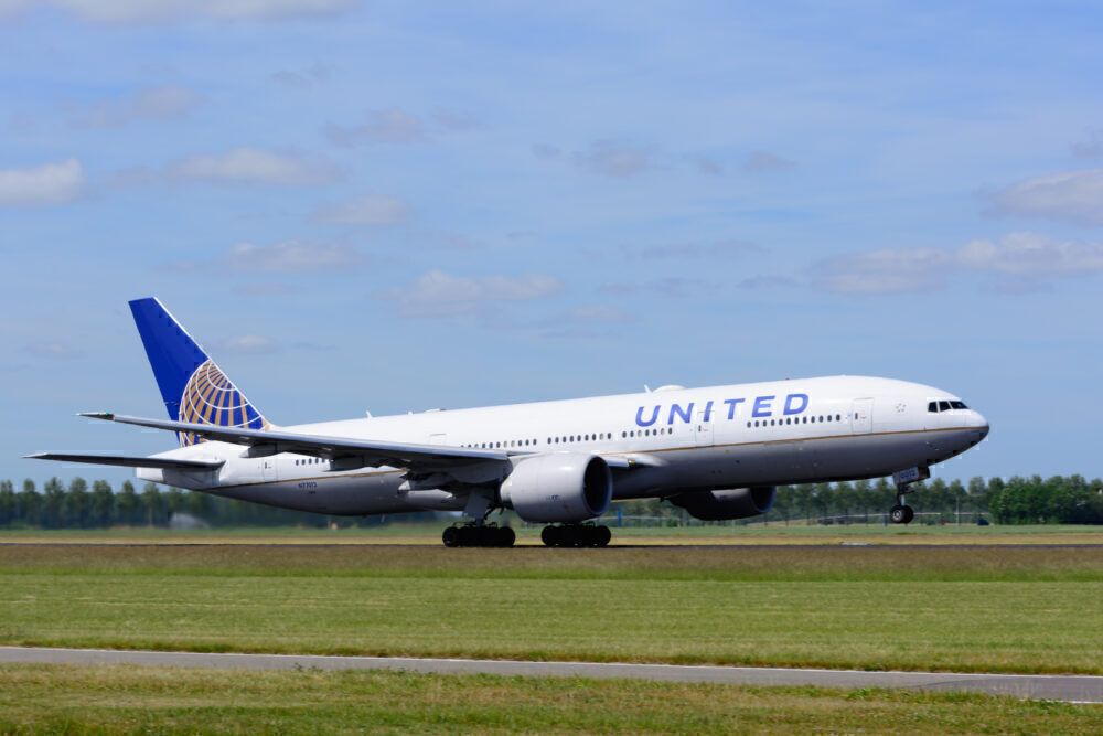 United Boeing 777-200
