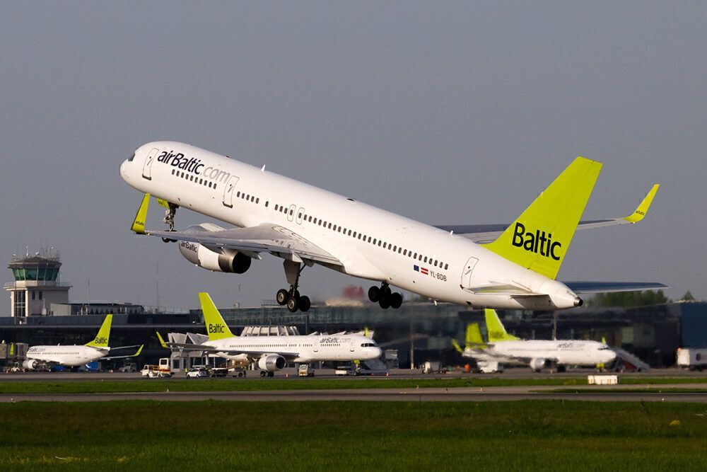 airBaltic 757