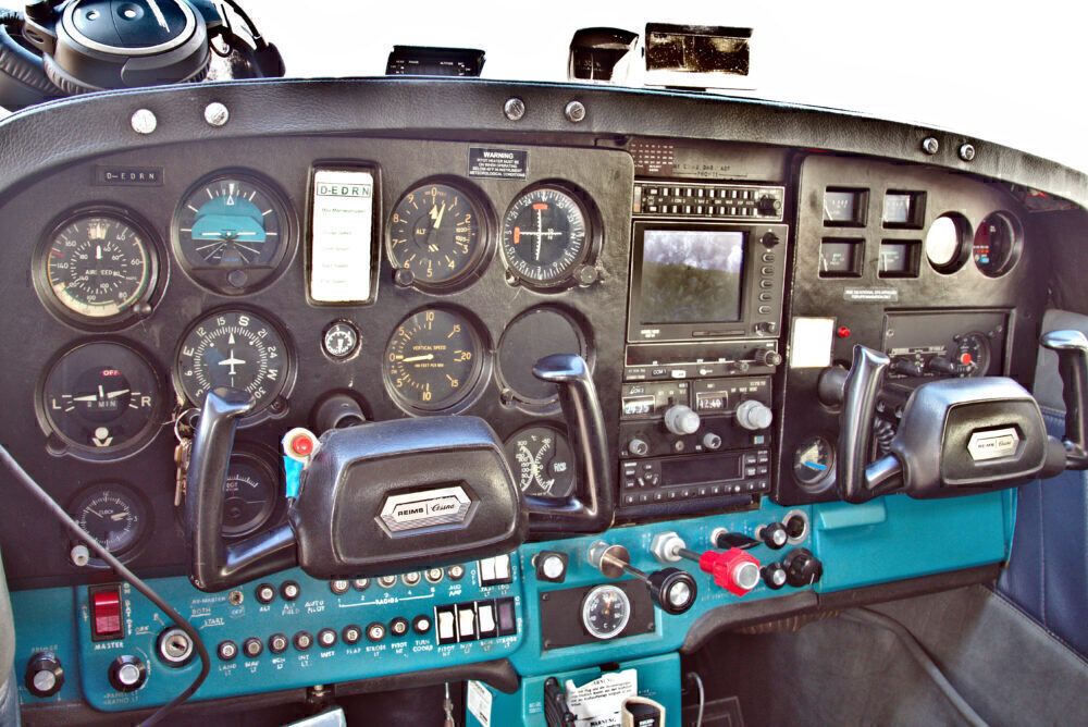 Cessna 172 cockpit