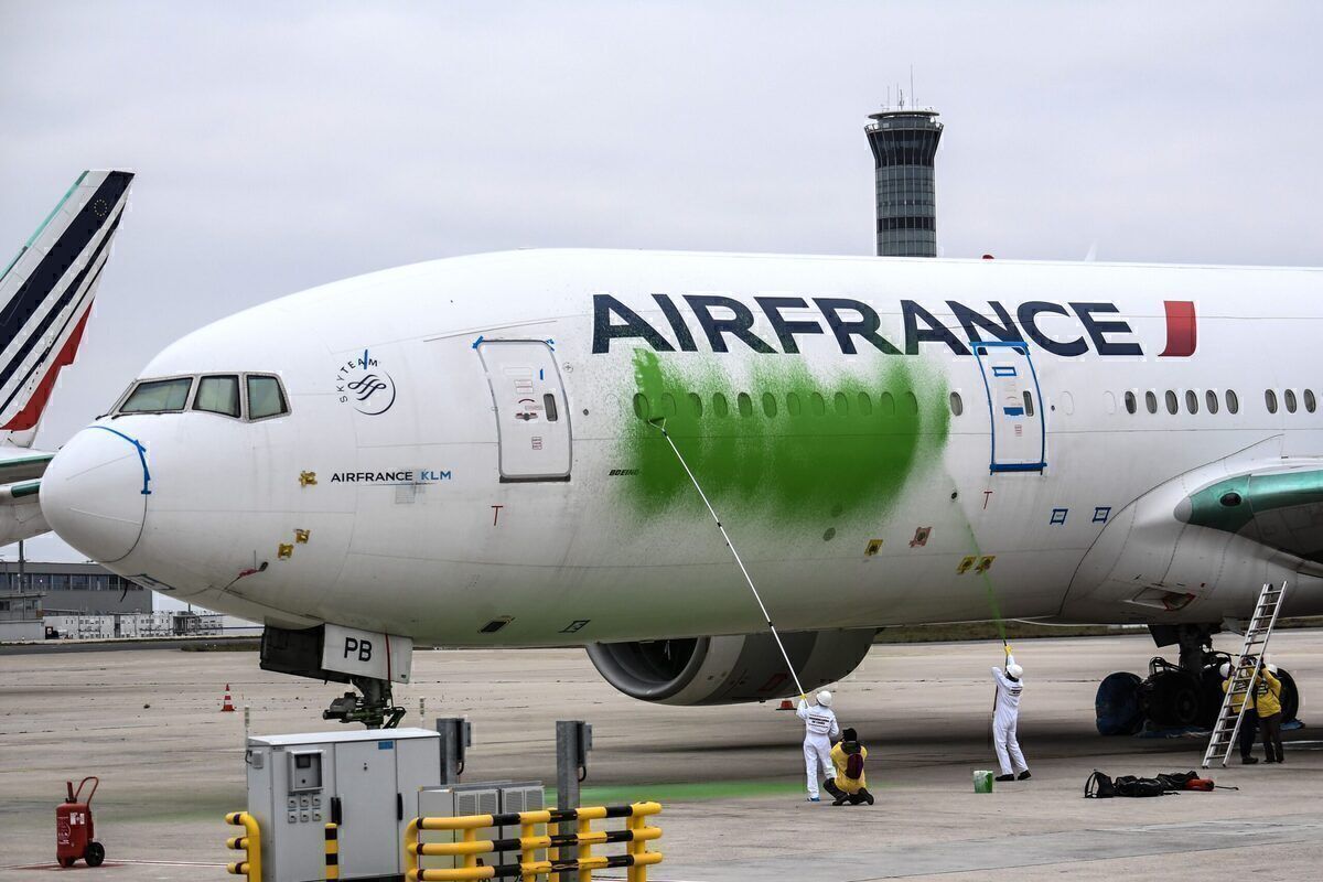 Air France 777 vandalized