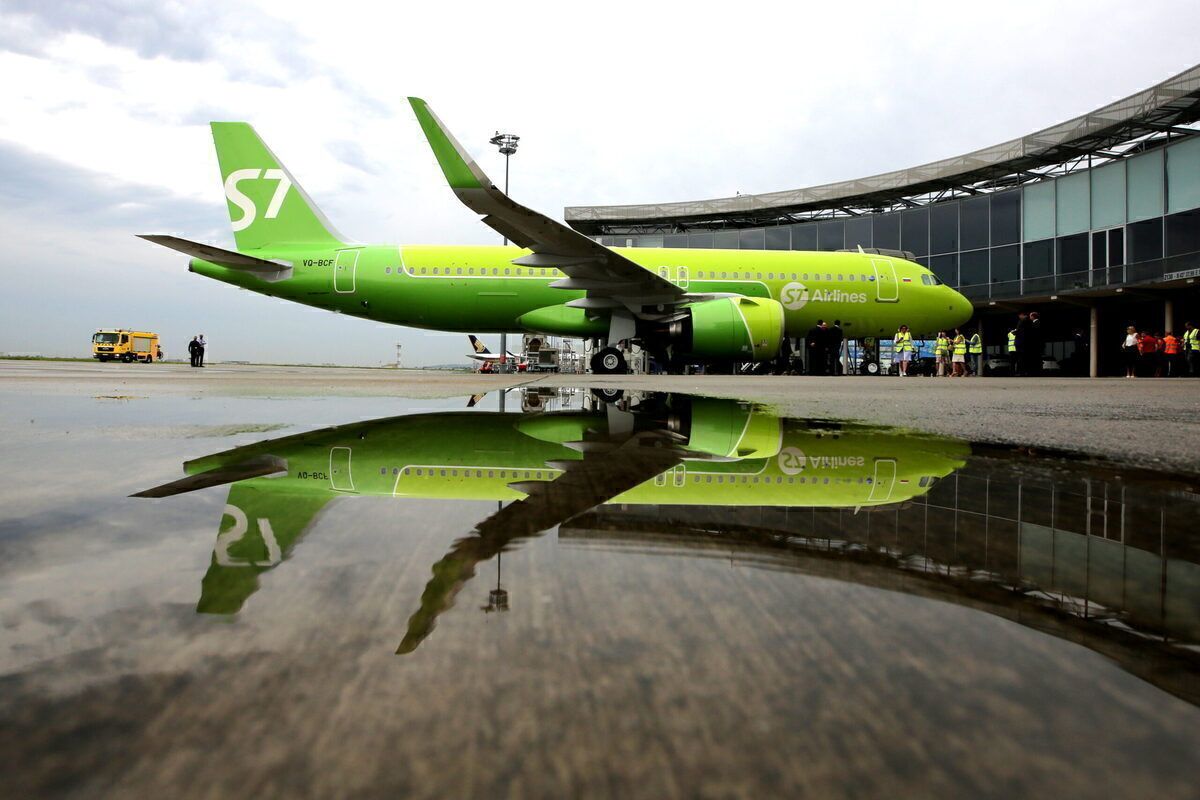 S7 Airlines receives first Russian Airbus A320neo jet airliner