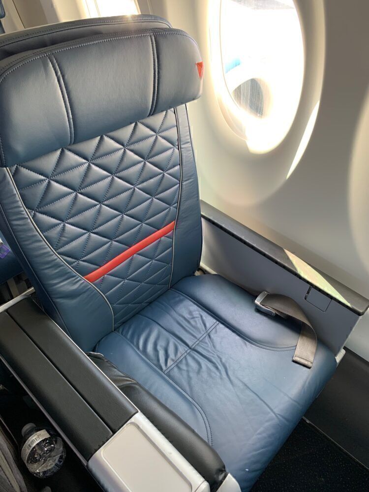 Delta A220 seat