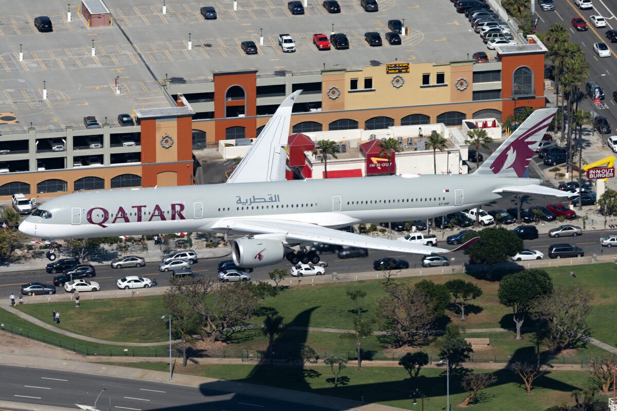Qatar Airways A350 Landing at LAX