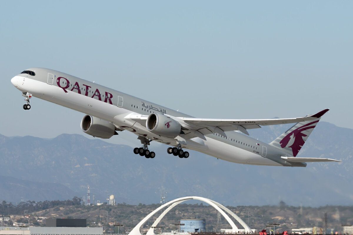 Qatar Airways Airbus A350 departs from Los Angeles Ineternational