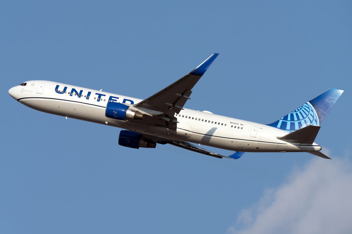 United Airlines Boeing 767-322(ER) N656UA (2)