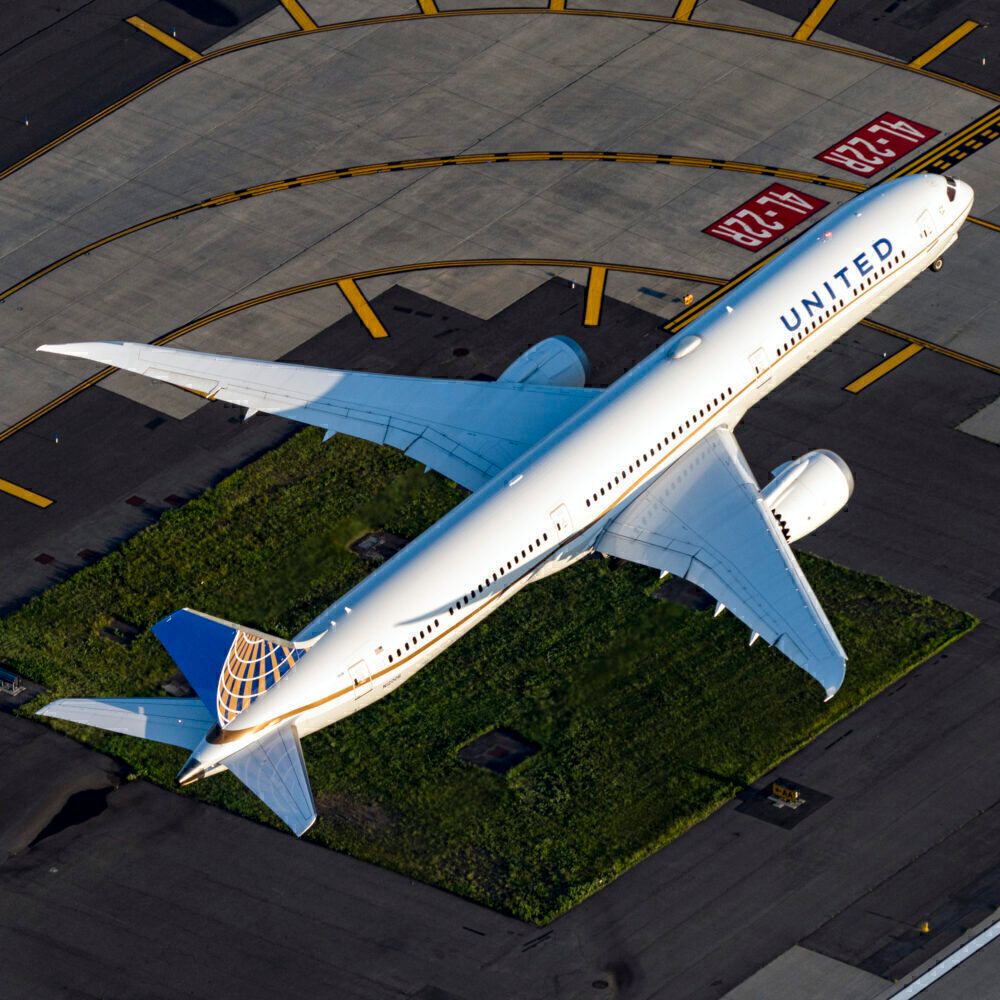 United Airlines Boeing 787-10 Dreamliner N12006