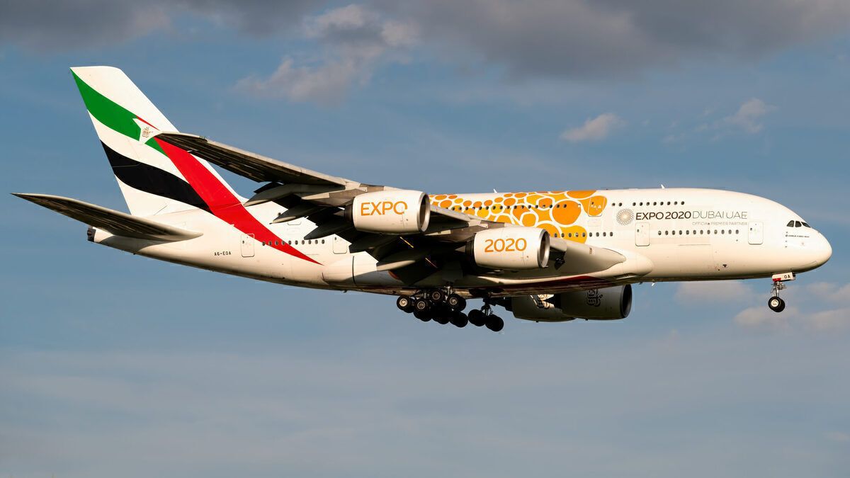 Emirates Airbus A380-861 A6-EOA