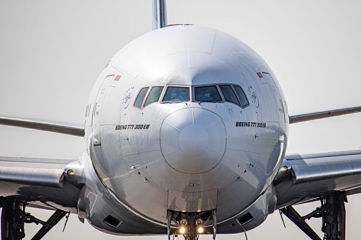 Boeing 777 front view
