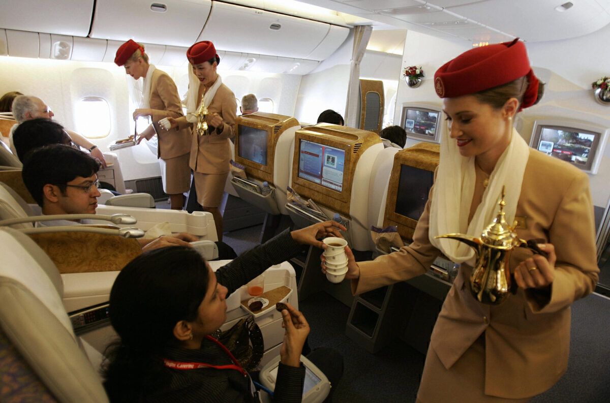 エミレーツ航空の客室乗務員のトレーニングには何が行われますか?