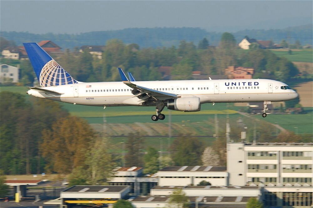 United_Airlines_Boeing_757-224_N57111@ZRH16.04.2011_595dy_5629522338