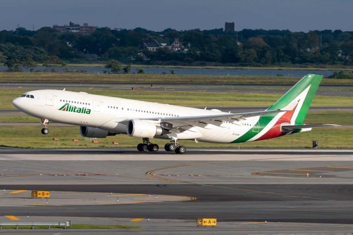 Alitalia Airbus A330-202 EI-EJM (2) (1)