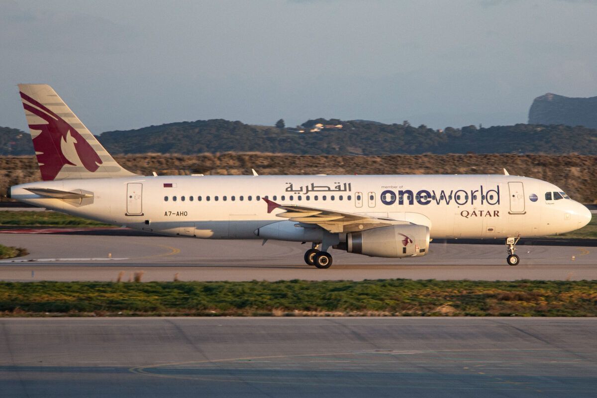 Qatar Airways Airbus A320 Landing At Athens