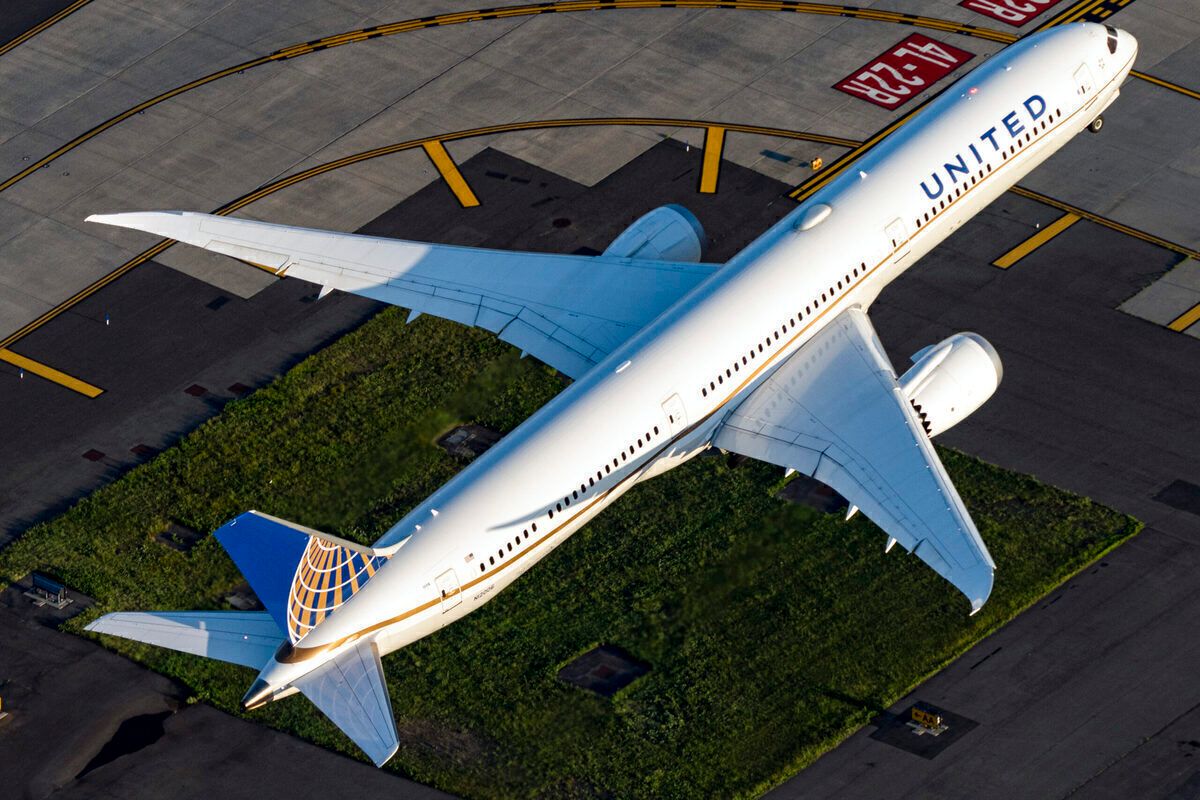 United Airlines Boeing 787-10 Dreamliner N12006 3x2