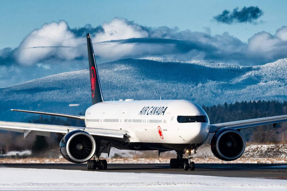 Air Canada 777-300ER taxiing