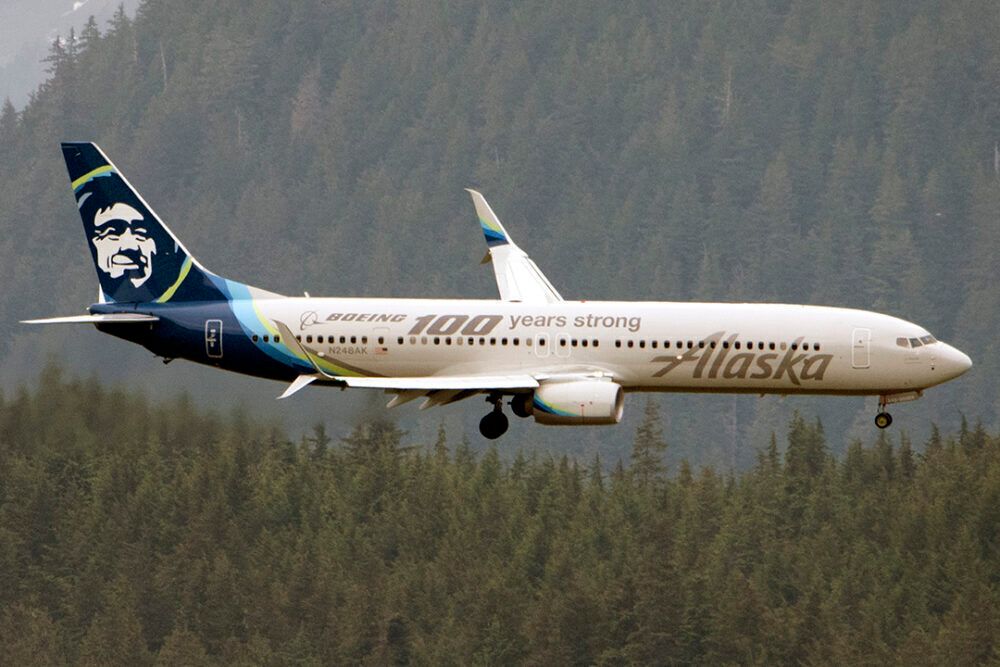 /wordpress/wp-content/uploads/2021/06/Alaska_Airlines_Boeing_737-900_in_flight_100_years-1000x667.jpg