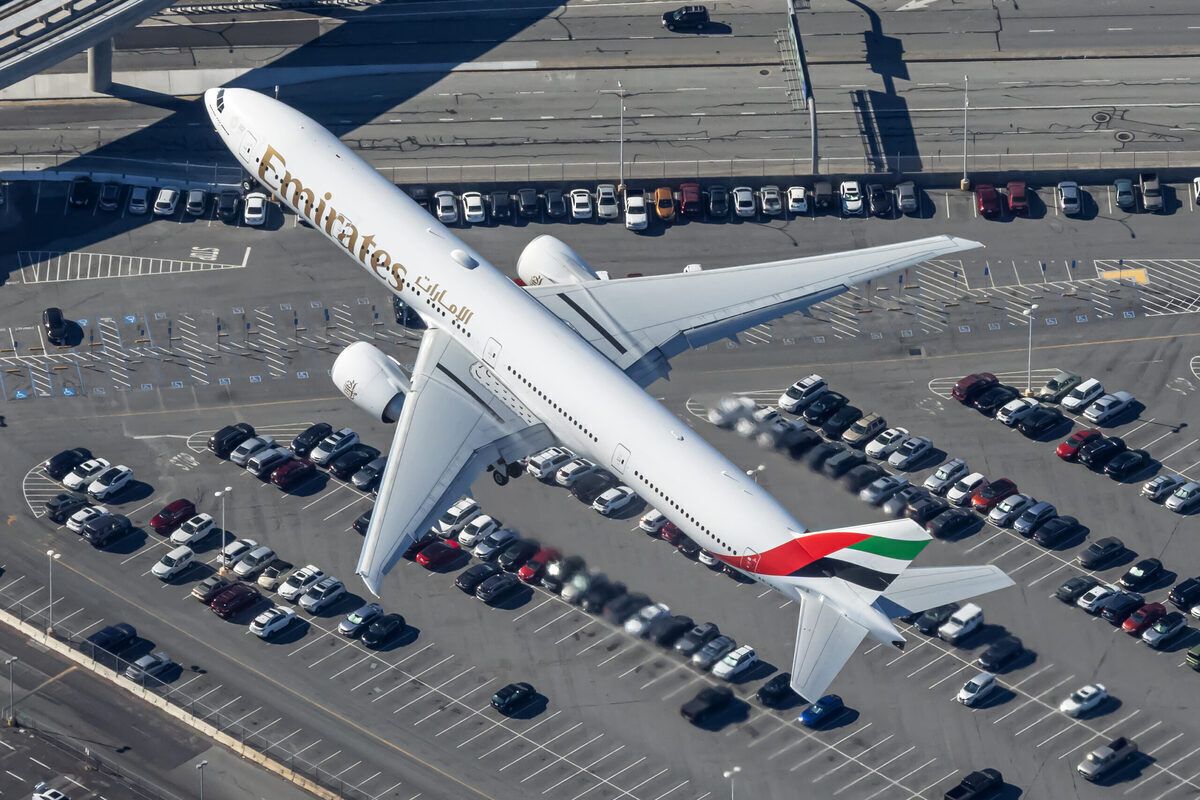 Emirates Boeing 777-31H(ER) A6-EQE (2)