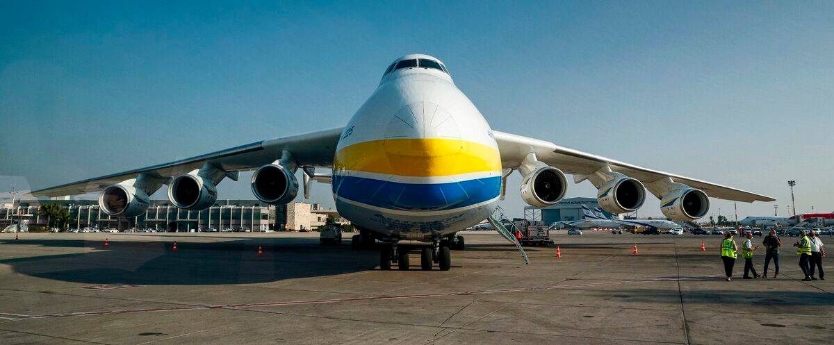Developed from the An-124, the aircraft has a length of 84 m (275 ft 7 in), a height of 18.1 m (59 ft 5 in) and a wingspan of 88.4 m (290 ft 0 in). Photo: Getty Images