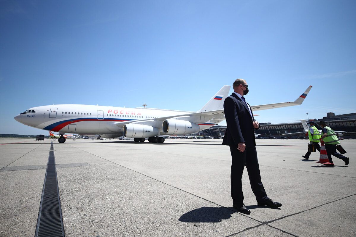 Борт номер 1 россия. Самолет президента России Владимира Путина в аэропорту Женевы.