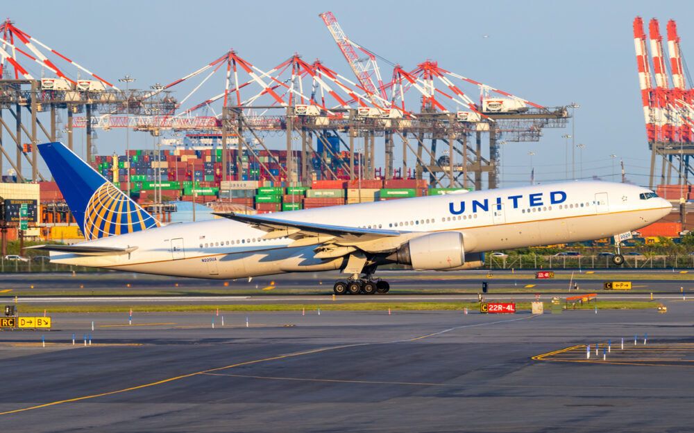 United-Airlines-Boeing-777-222ER-N220UA