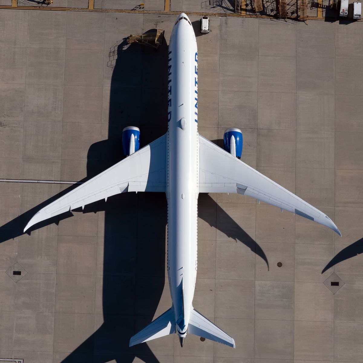 United Airlines Boeing 787-10 Dreamliner N14011
