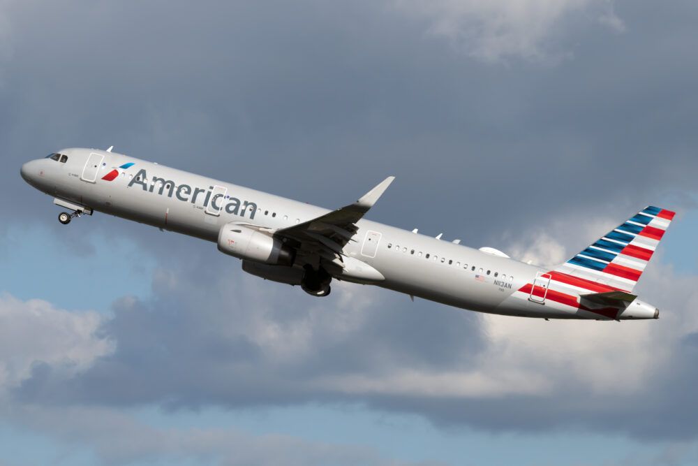 An American Airlines A321T flyinfg in the sky.