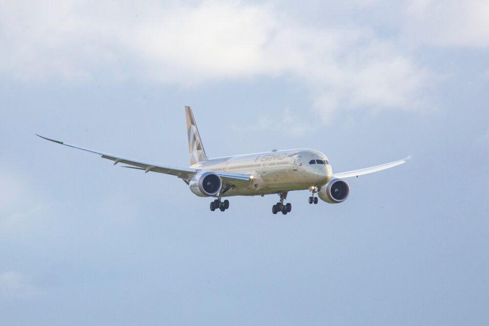 Etihad Airways Boeing 787-9 Dreamliner landing